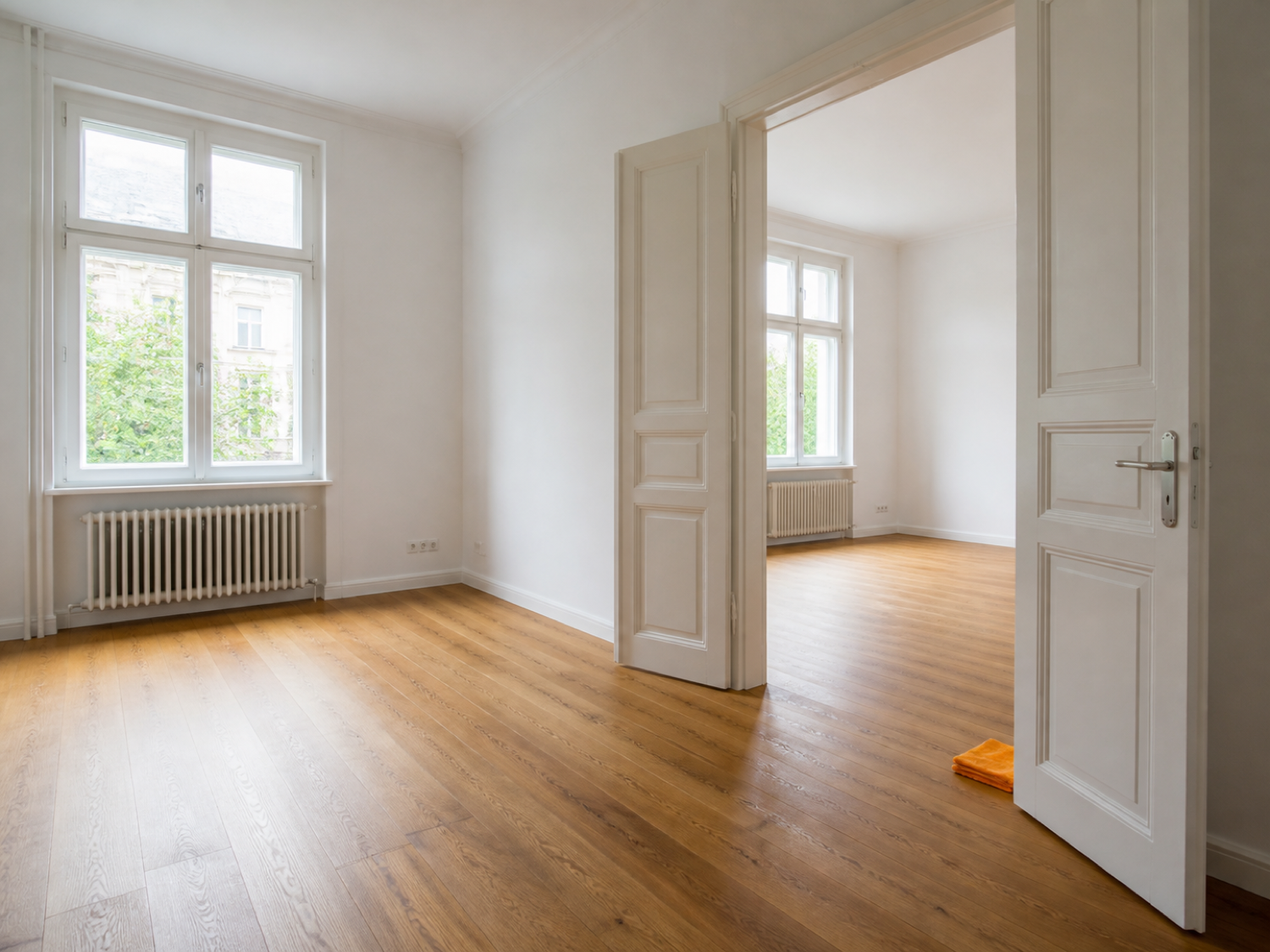 Besenreine helle Wohnung nach einer Räumung